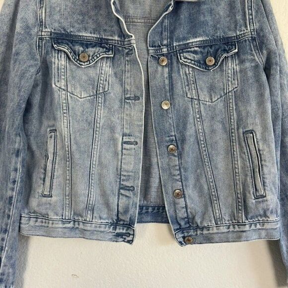 Forever 21 Women’s Faded Distressed Button Up Cotton Denim Jacket Size Medium - Picture 9 of 11